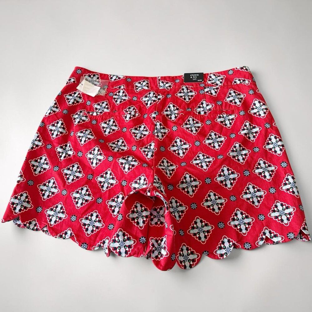 NEW Crown & Ivy Curvy Red Floral Medallion Print Scalloped Hem Shelby Shorts 16W